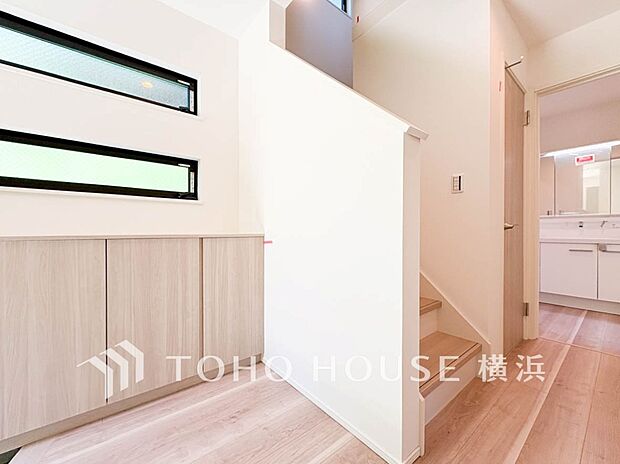 清潔感漂う廊下。各お部屋をつなぐ主要空間として美しく存在しています。