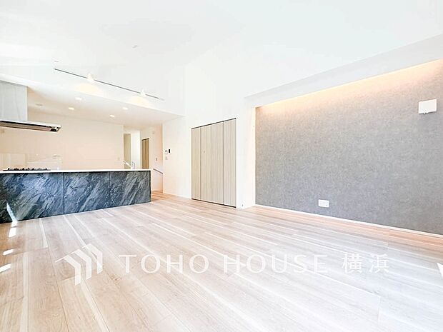 あたたかい日差しがたっぷり降り注ぐLDKは自然と家族の顔があかるい笑顔に。（5号棟）