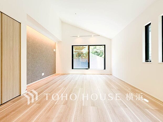 対面キッチンでリビングのご家族と会話を楽しみながらお料理できます。（5号棟）