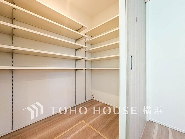 パントリーには缶詰や調味料などの食品類、かさばるペーパーやラップ類をまとめて収納できます。（1号棟）