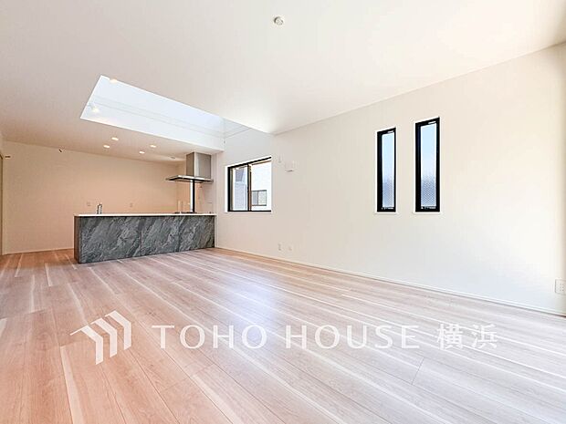 家族と過ごす時間を大切にしたい方にぴったりの明るくゆとりある住空間です。（1号棟 