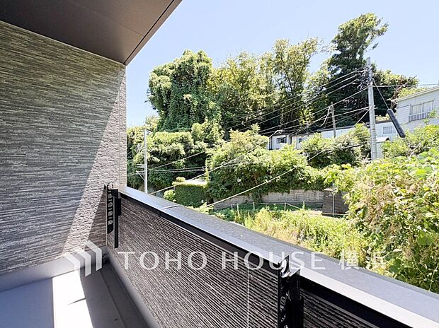 お部屋にも爽やかな風と暖かく柔らかな日差しが差し込み、毎日の暮らしを豊かに彩ります。（1号棟）