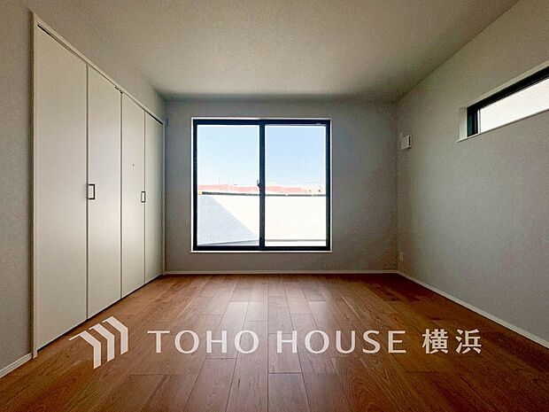 心地よい光と風があふれています。プライベートな自分時間を快適に過ごせるお部屋。（2号棟）