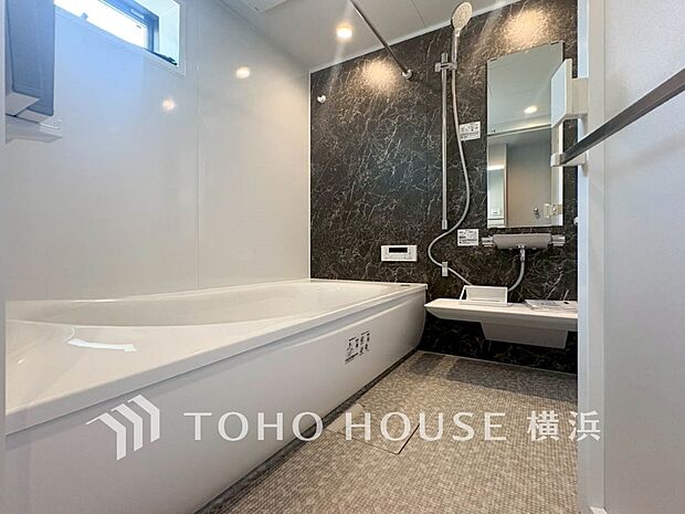 すっきりとした清潔感が感じられ、心身をリフレッシュできる寛ぎを深めてくれるスペースです。 6号棟）