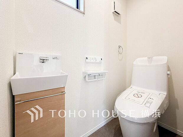 トイレはシンプルにホワイトで統一。多機能型の温水洗浄付き。