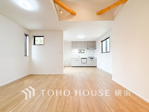 あたたかい日差しがたっぷり降り注ぐLDKは自然と家族の顔があかるい笑顔に。