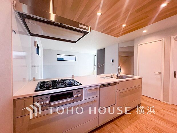 家族の健康を支えるキッチン。毎日使う場所だから気持よく使えて、居心地の良い空間に。（4号棟）