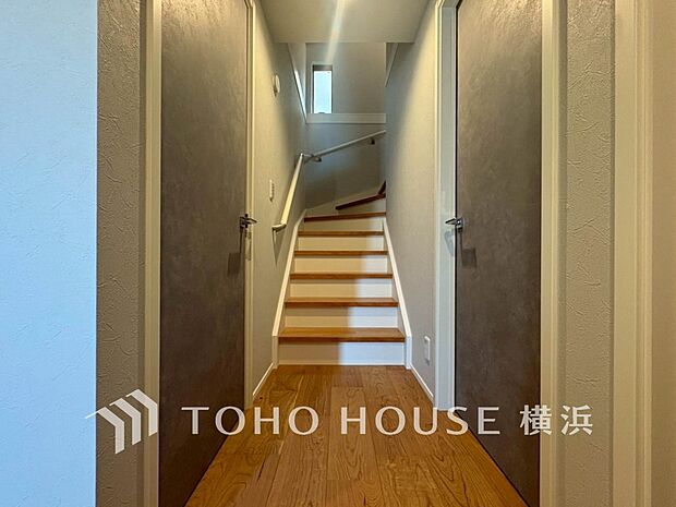 各フロアを結ぶ階段。集いの空間と一人の時間を楽しむプライベートルームをバランスよく繋いでいます。 5号棟）