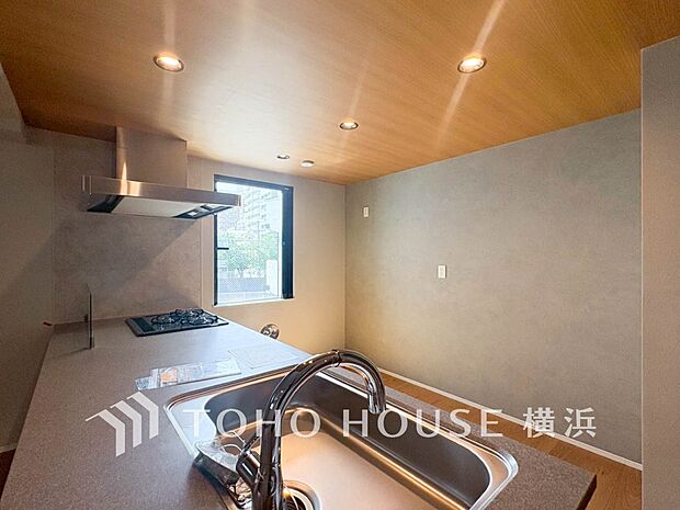 話に夢中になりすぎて、ついつい時を忘れてしまう。そんな束の間の幸せを感じさせてくれる場所。