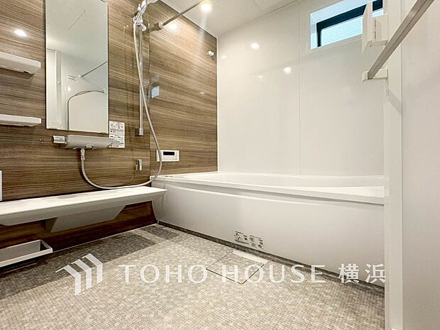 すっきりとした清潔感が感じられ、心身をリフレッシュできる寛ぎを深めてくれるスペースです。 5号棟）