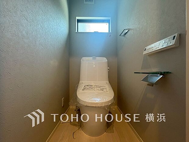 トイレはシンプルにホワイトで統一。多機能型の温水洗浄付き。（6号棟）