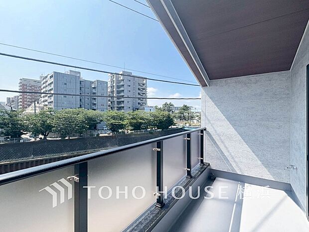 心地よい陽射しや暖かな風を楽しむことが出来るバルコニー。 2号棟）