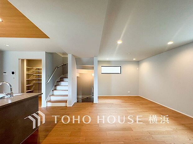 あたたかい日差しがたっぷり降り注ぐLDKは自然と家族の顔があかるい笑顔に。 5号棟）