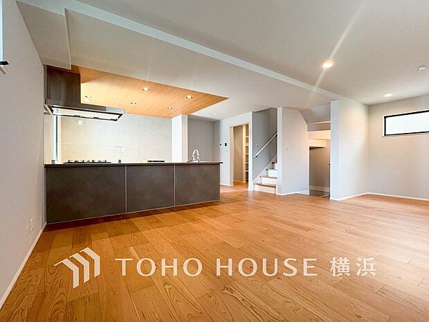 忙しい朝でも、しっかり家族が揃って食事をして頂けるゆとりある大きさのダイニングスペース。