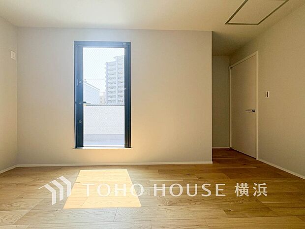 心地よい光と風があふれています。プライベートな自分時間を快適に過ごせるお部屋。（4号棟）