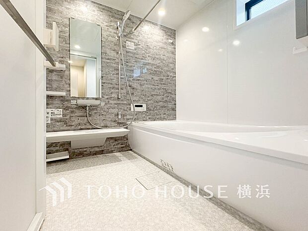 すっきりとした清潔感が感じられ、心身をリフレッシュできる寛ぎを深めてくれるスペースです。 4号棟）