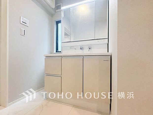 一日の始まりと終わりを心地よく演出してくれる、多彩な機能が備えられたパウダールーム。（4号棟）