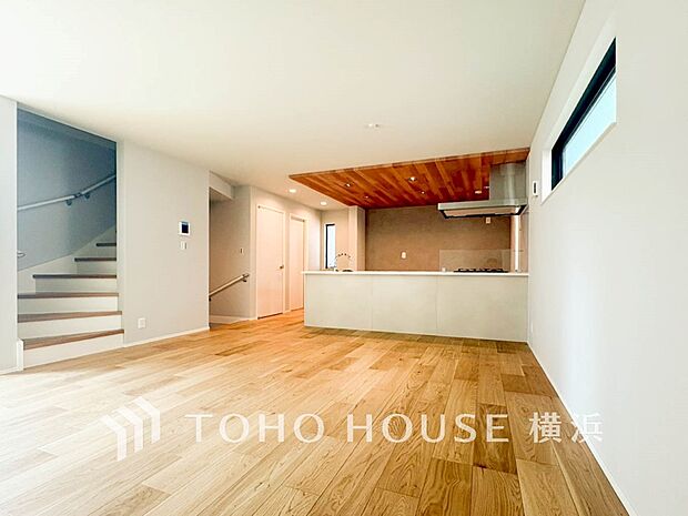 あたたかい日差しがたっぷり降り注ぐLDKは自然と家族の顔があかるい笑顔に。 4号棟）