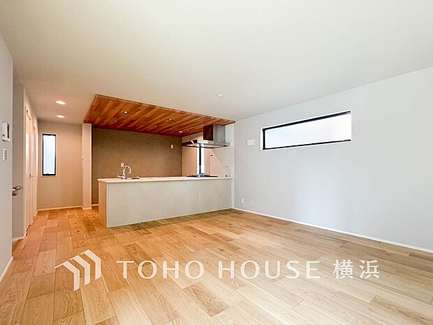 忙しい朝でも、しっかり家族が揃って食事をして頂けるゆとりある大きさのダイニングスペース。 4号棟）