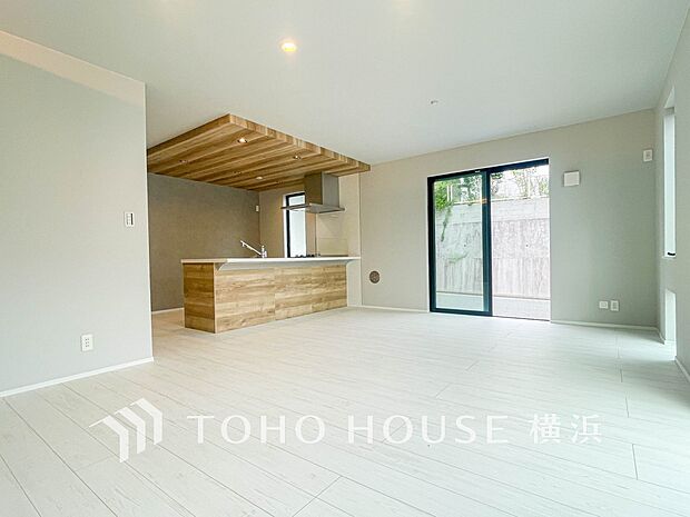 光と風があふれる開放的なリビングダイニングには自然と家族みんなが集まってきます。（5号棟）