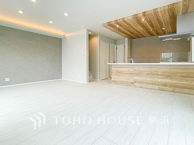 明るく開放的な空間が広がるLDK。室内には豊かな陽光が注ぎ込み、爽やかな住空間を演出。(5号棟)