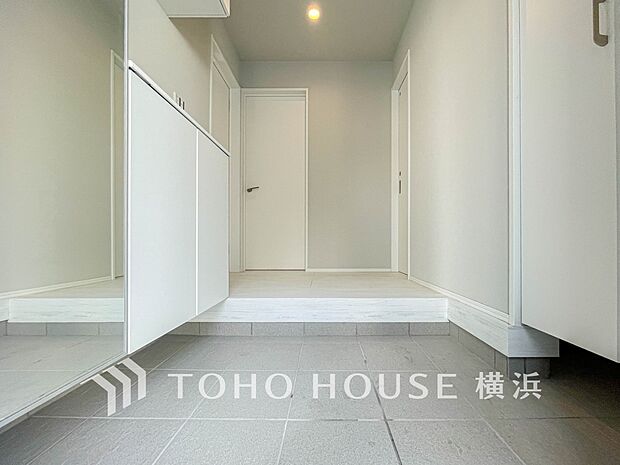 上質感漂う玄関と廊下。居住者の帰り、訪れる方を優しく迎えてくれます。(5号棟)