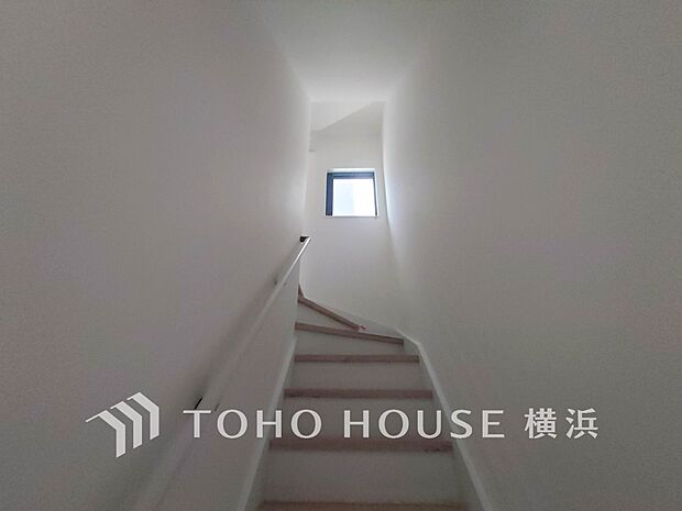 各フロアを結ぶ階段。集いの空間と一人の時間を楽しむプライベートルームをバランスよく繋いでいます。