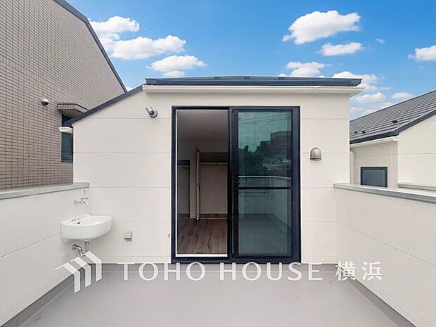 太陽の恵みをたっぷりと受けて、洗濯物も気持ちよく干せそうです。（1号棟）