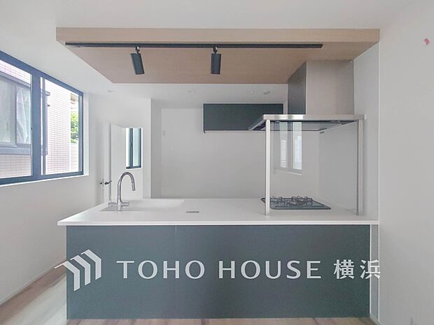 話に夢中になりすぎて、ついつい時を忘れてしまう。そんな束の間の幸せを感じさせてくれる場所。（1号棟）