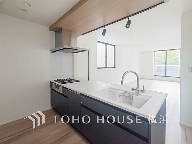 家族の健康を支えるキッチン。毎日使う場所だから気持よく使えて、居心地の良い空間に。（1号棟）