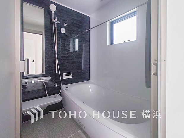 一日の疲れが癒される優雅な時間を堪能できるゆとりあるバスルームです。（1号棟）