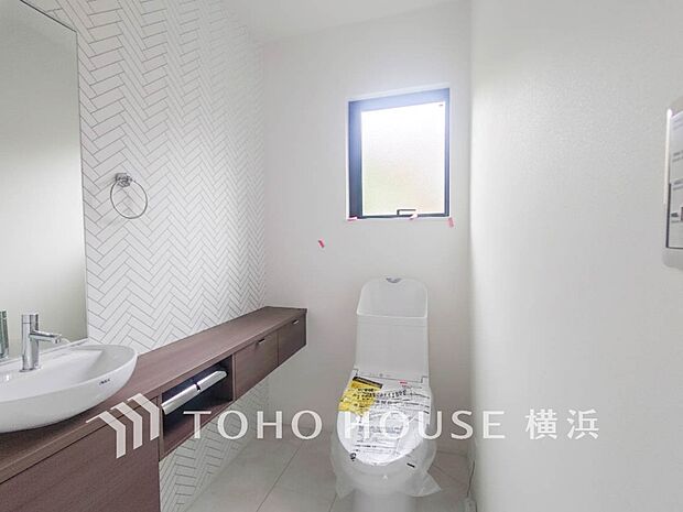 清潔感溢れるトイレ。落ち着いた空間で安らぎのひとときをお過ごしいただけます。（1号棟）