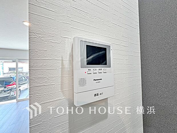 誰が来てもわかる様にモニター付きインターホンを設置。快適と安らぎを合わせた優しい設計。