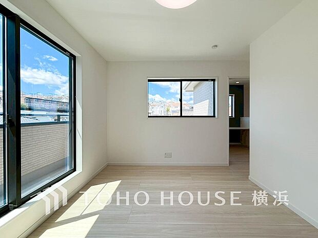 心地よい光と風があふれています。プライベートな自分時間を快適に過ごせるお部屋。