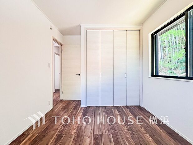 一日の疲れをいやしてくれる寝室。時を忘れて過ごす場所として過ごせるお部屋。(3号棟)