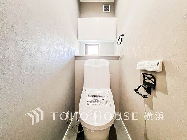 換気と明るさに配慮した、清潔感溢れるトイレ。落ち着いた空間で安らぎのひとときをお過ごしいただけます。(3号棟)