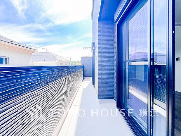 お部屋にも爽やかな風と暖かく柔らかな日差しが差し込み、毎日の暮らしを豊かに彩ります。(3号棟)