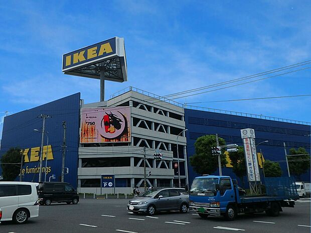 IKEA横浜 900m 北欧テイストの大型インテリアショップ。シンプルで低価格の生活雑貨から家具まで揃っています。