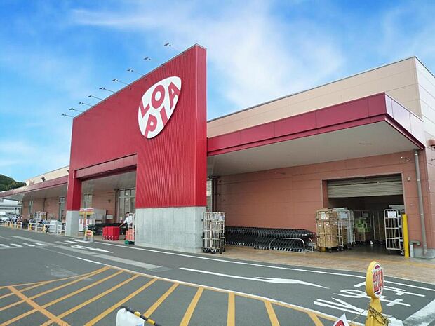 ロピア港北インター店 850m 肉の問屋から始まったスーパーだけあって値段のわりにお得感のある品揃え。休日は駐車場も混み合います。