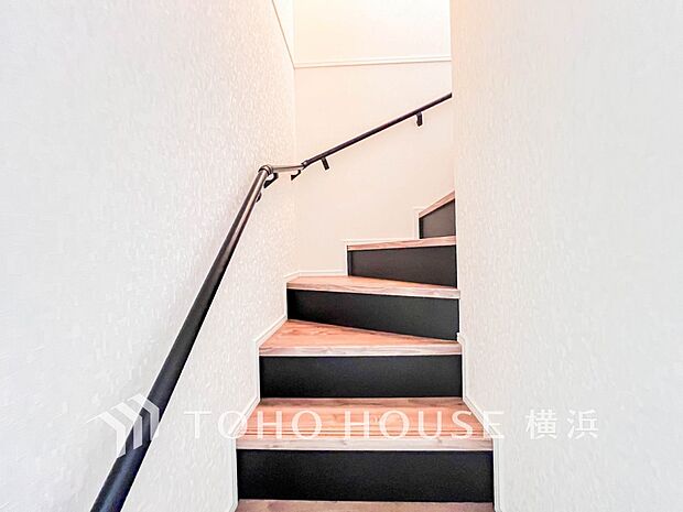 各フロアを結ぶ階段。集いの空間と一人の時間を楽しむプライベートルームをバランスよく繋いでいます(3号棟)