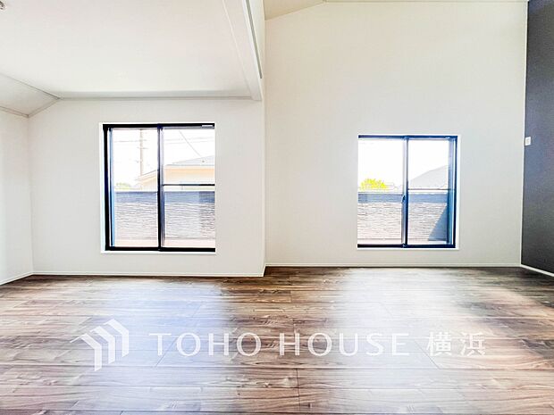 忙しい朝でも、しっかり家族が揃って食事をして頂けるゆとりある大きさのダイニングスペース。(3号棟)