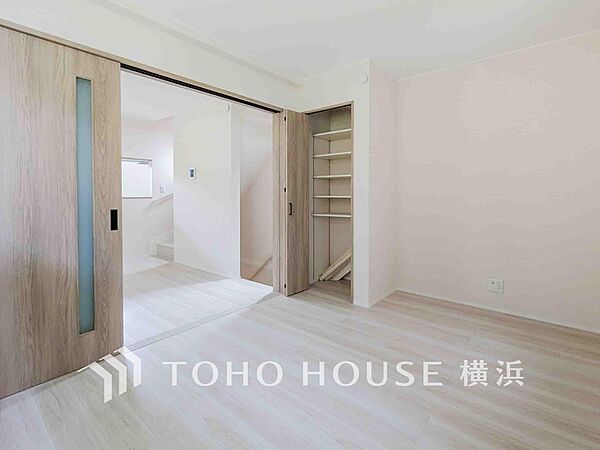 一日の疲れをいやしてくれる寝室。時を忘れて過ごす場所として過ごせるお部屋。
