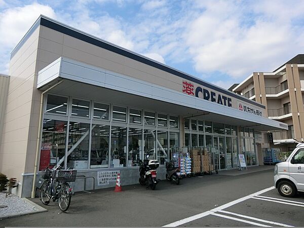 クリエイトエス・ディー磯子滝頭店　750m　お薬や日用品はもちろん、冷蔵食品・冷凍食品・酒・たばこなどをお手ごろ価格で取り揃える頼もしいお店。