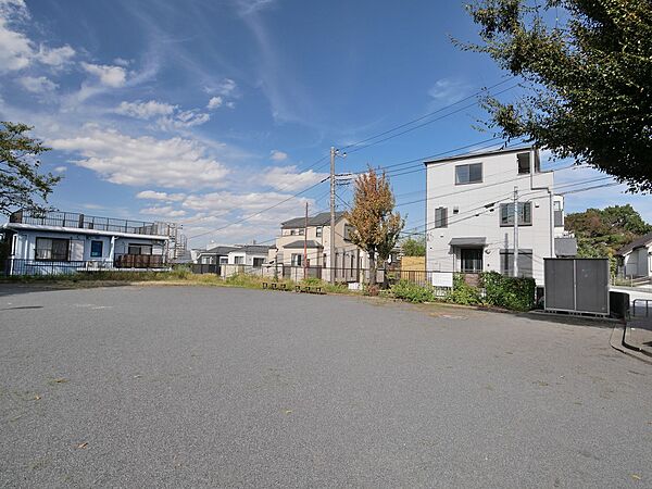 滝頭一丁目公園　300m　閑静な住宅街の中にある、緑で囲まれた公園。