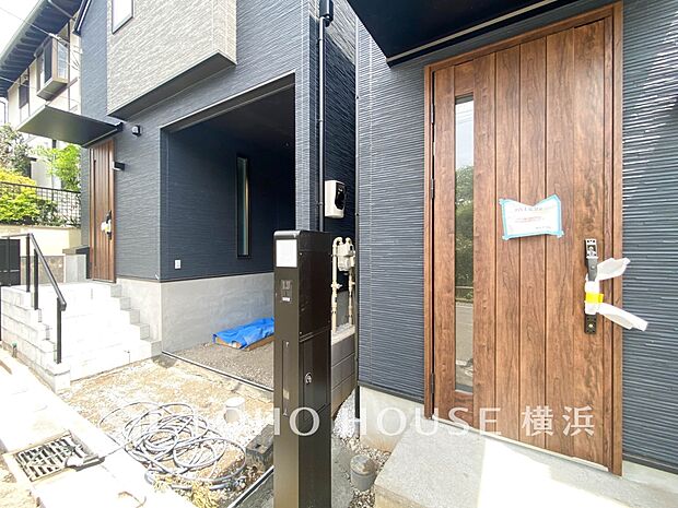 お住まいの顔となる玄関。住まう方のプライドを満たすクオリティを備えています。 