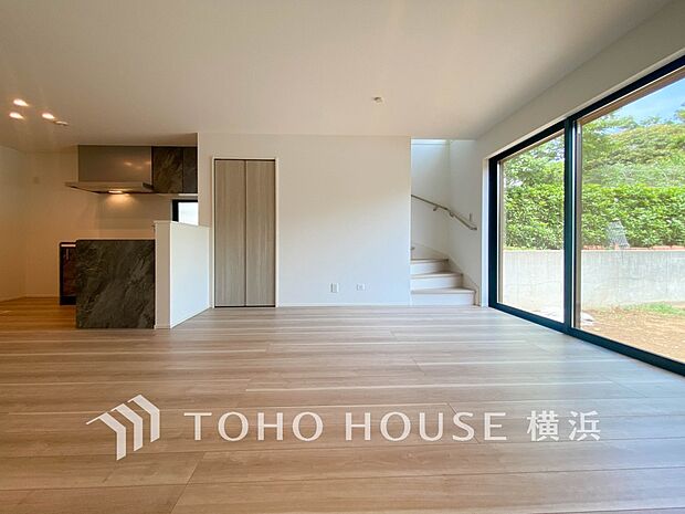 家族みんなが爽やかに健やかに過ごせるように、溢れる光をたっぷり取り込んだリビング。