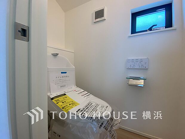 清潔感溢れるトイレ。落ち着いた空間で安らぎのひとときをお過ごしいただけます。