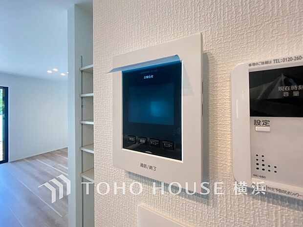 誰が来てもわかる様にモニター付きインターホンを設置。快適と安らぎを合わせた優しい設計。 