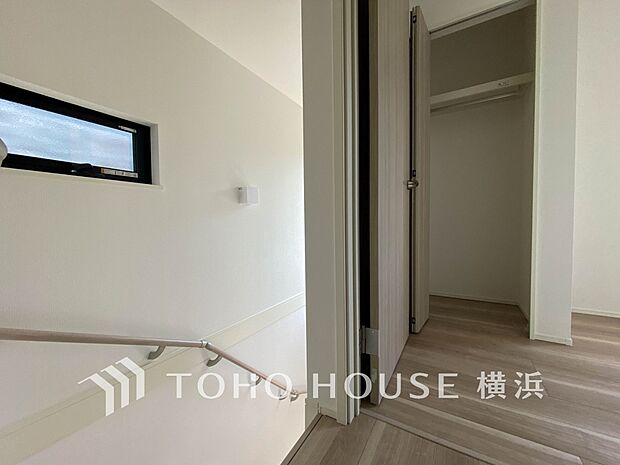 各フロアを結ぶ階段。集いの空間と一人の時間を楽しむプライベートルームをバランスよく繋いでいます。