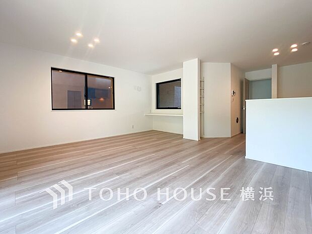 忙しい朝でも、しっかり家族が揃って食事をして頂けるゆとりある大きさのダイニングスペース。